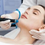A,Woman,Receiving,A,Hydrafacial,Treatment,In,A,Beauty,Salon.