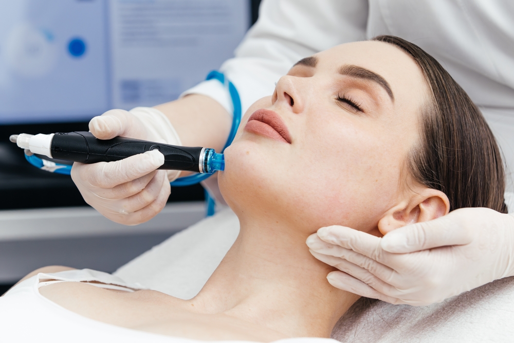 A,Woman,Receiving,A,Hydrafacial,Treatment,In,A,Beauty,Salon.