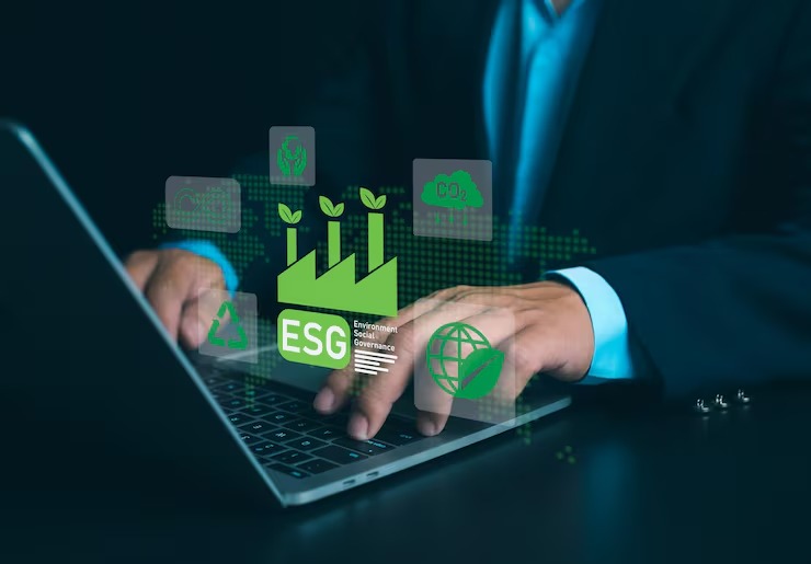 imgi_17_businessman-using-laptops-analyze-esg-screen-business-investment-strategy-concept-esg-environment-social-governance-investment-busin