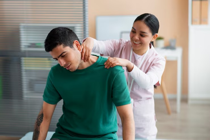 imgi_15_doctor-helping-patient-rehabilitation_23-2150321561