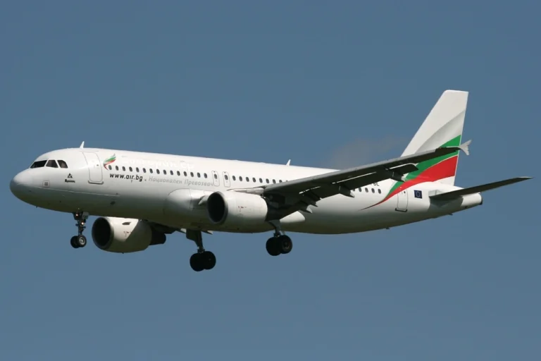 Airbus_A320-214,_Bulgaria_Air_JP7388467